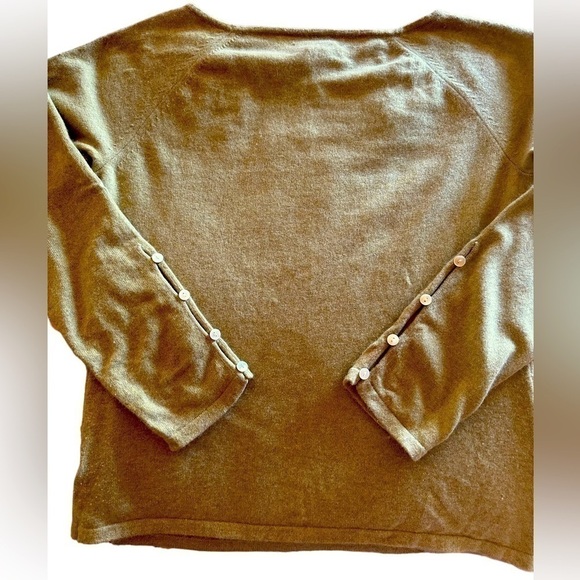 Bloomingdale’s Xl cashmere crewneck sweater button sleeve detail .Heather celery - Picture 2 of 6